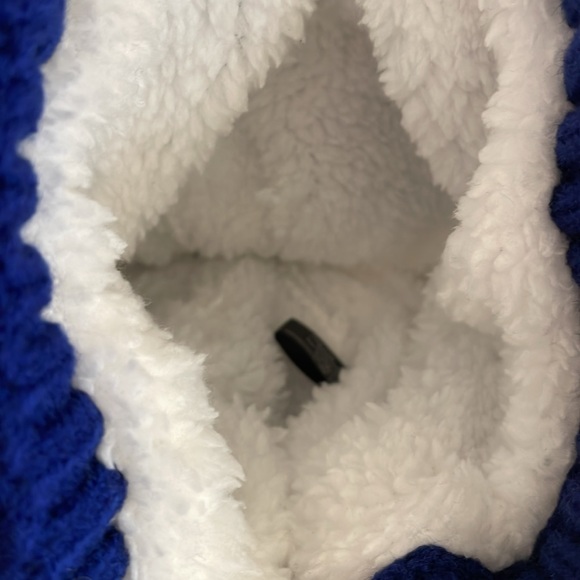 NWT Britt’s Knits Kid’s Block Party Pom Hat Blue Grey White Cozy Lining Ages 3+ - Picture 4 of 6